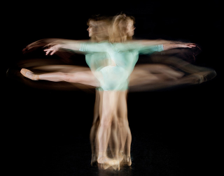 Illustration for article titled These Mesmerizing Photos Capture Dynamic Ballet Dancers in Midair